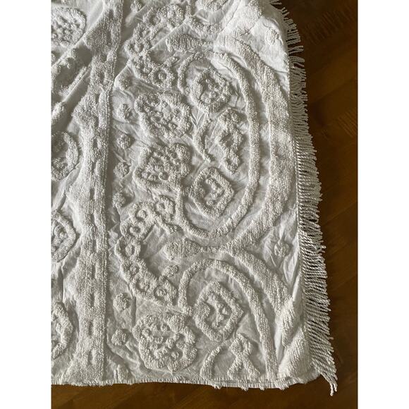 Columbine Cody Home Collection white chenille bedspread fringe full bed - Picture 7 of 12